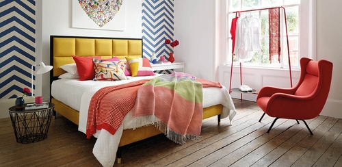 Odważ się zmienić kolorystykę w sypialni - może krwista czerwień, limonka lub delikatne pastele